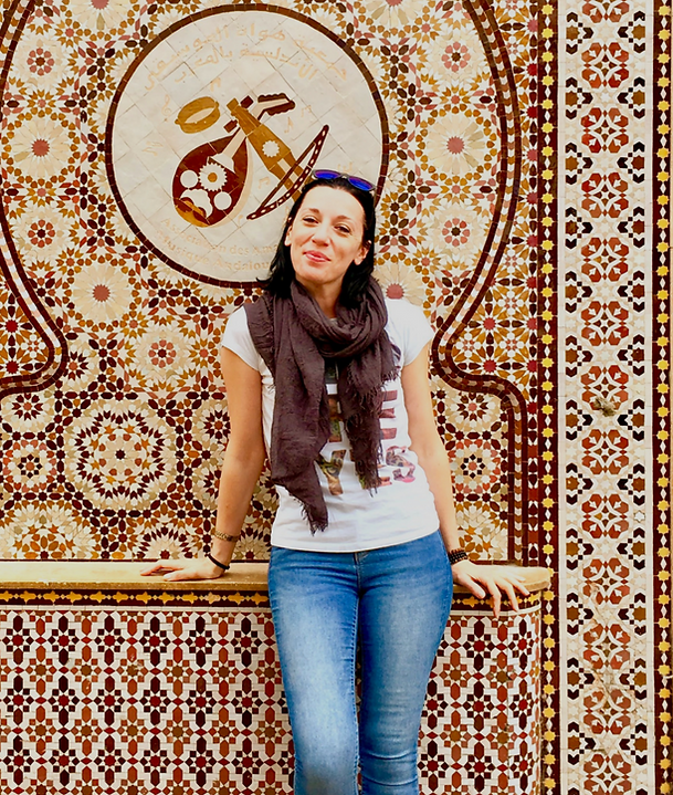 Fontaine en mozaique dans les tons ocres dans les rues de Casablanca