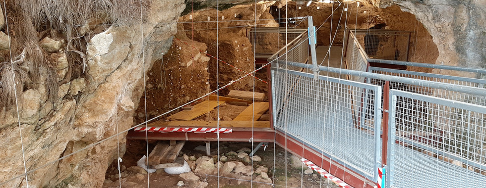 Cova de Les Teixoneres. Parc Prehistòric de les Coves del Toll