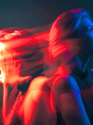 vrouw bevrijdt zich emotioneel uit een toxische relatie