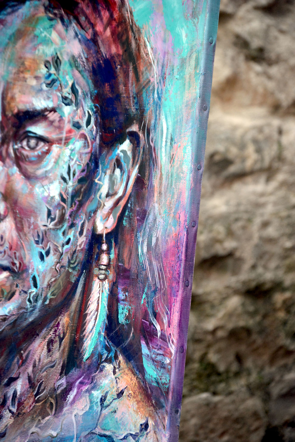 Miniature : Vue de côté de la peinture « Rooted Soul » sur chevalet, portrait ethnique 61x81 cm par Bellule Art