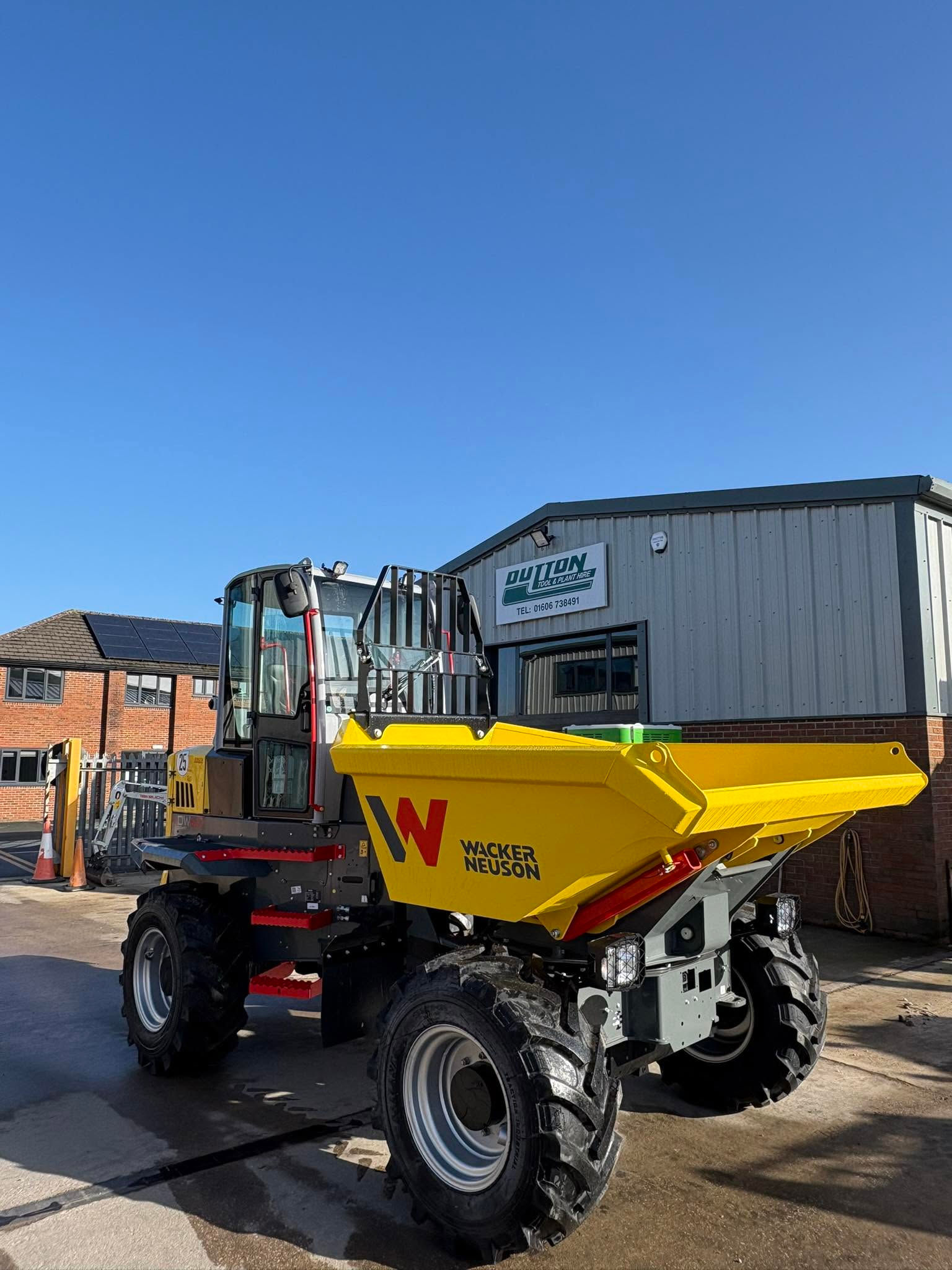 6 Ton Swivel Tip Dumper Cabbed