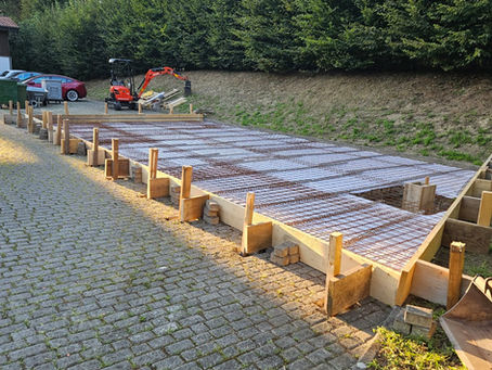 Basketballplatz professionell bauen: Schalung, Armierung und Monobeton