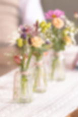 Tischdeko bestehend aus Blumen bei der Hochzeit