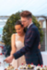 Das Brautpaar schneidet die Hochzeitstorte an