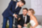 Hochzeitsfotograf zeigt dem Brautpaar das geschossene Bild