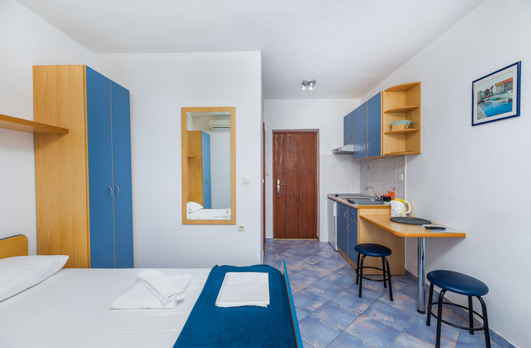 Kitchen with dining space in Studio Apartment 2 on the Omiš Riviera.