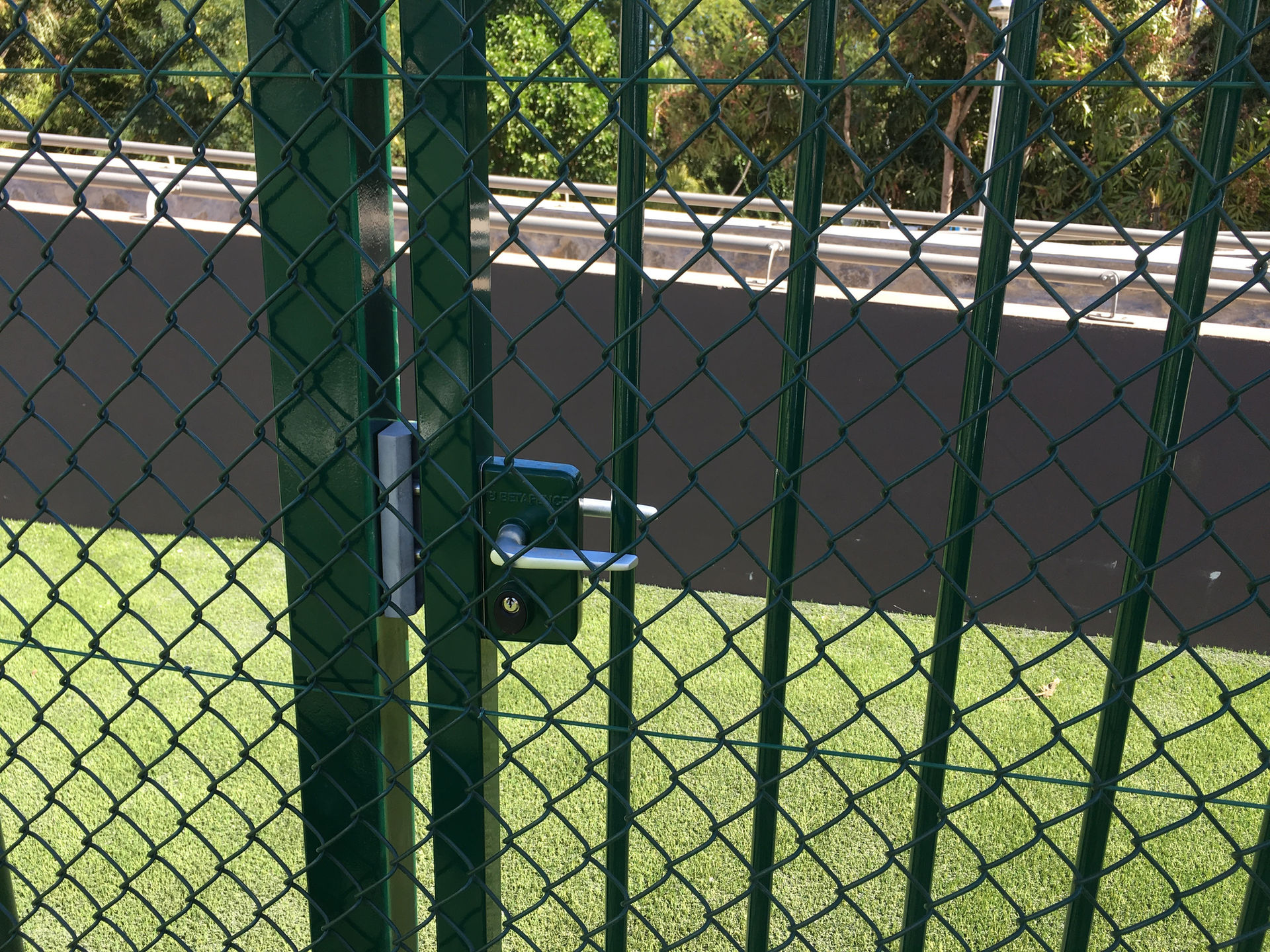 clôture, grillage, pare-ballon, portail Réunion, BEC, BÉC bourbon Équipements collectivités, Aménagements Sportifs, Mobilier Urbain, et Clôtures sur Mesure