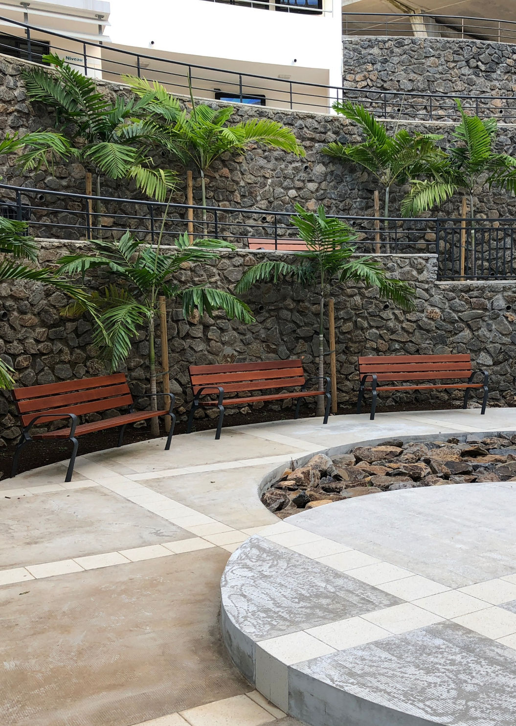 bancs, vestiares, scènes mobiles, tribunes, illuminations villes, barrières sécurités, BEC, BÉC bourbon Équipements collectivités, Aménagements Sportifs, Mobilier Urbain, et Clôtures sur Mesure