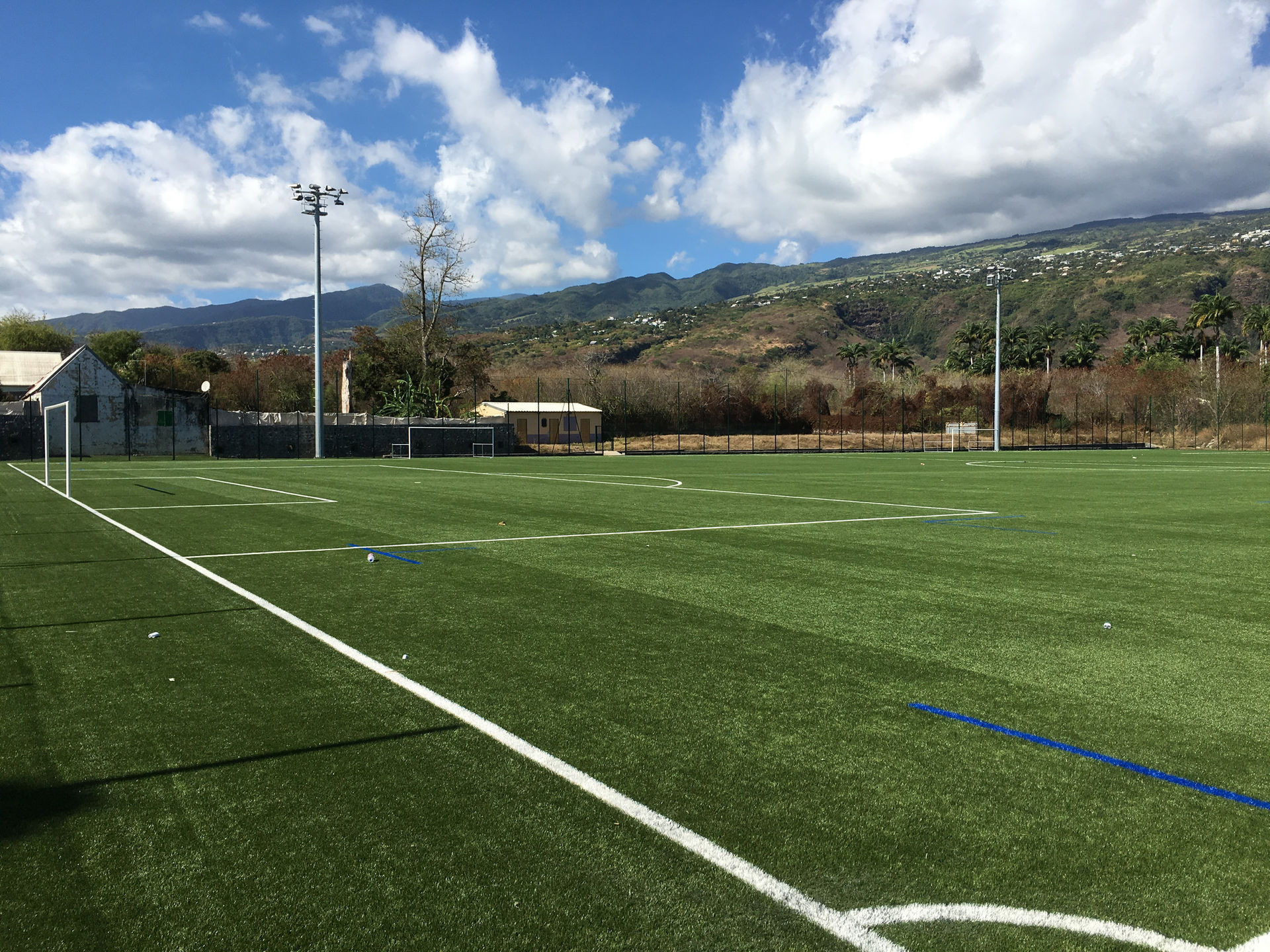 Gazon synthétique Réunion. BEC, BÉC, Bourbon Équipements Collectivité, aménagements sportifs,  mobilier urbain, clôtures sur mesure, équipements pour collectivités,  La Réunion, 