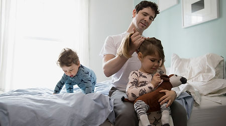 Padre che acconcia la figlia