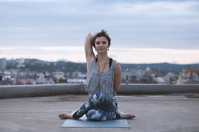 Femme dans une pose de yoga