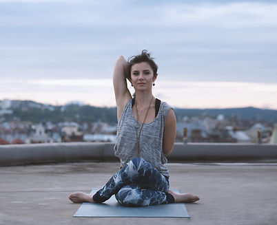 Femme dans une pose de yoga 