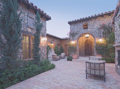 Stambeni objekat uokviren zelenilom i dvorištem