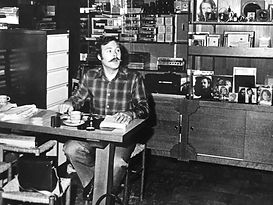 Louis Hilgenberg in de fotowinkel aan de Loostraat.jpg