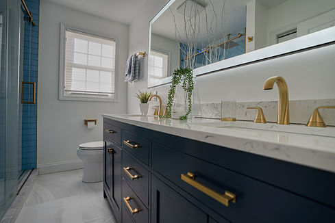 Bath in Second Floor Suite.jpg