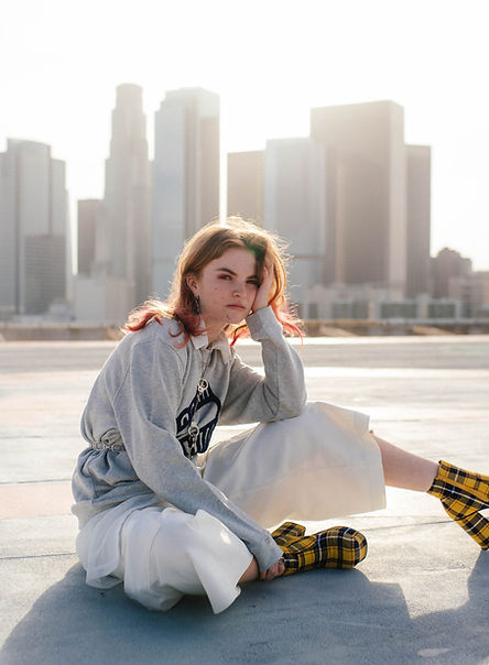 photo de mannequin sur un toît avec des immeubles derrière