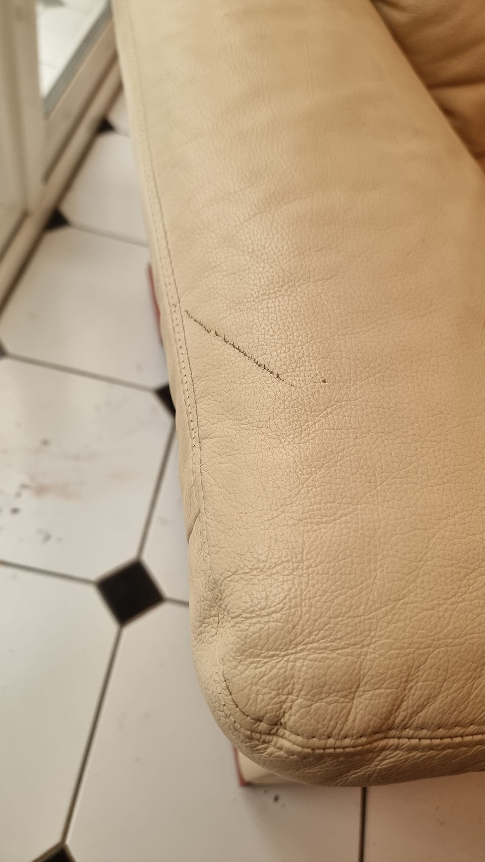 Scratch to leather sofa, mobile furniture repair