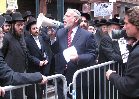 NY Assemblyman Hikind Speaks At Political Protest (Image Credit: Yehudah Meth)