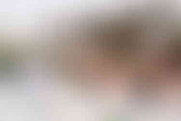 Bruidspaar proost tijdens destination wedding bij Island Resort Athene