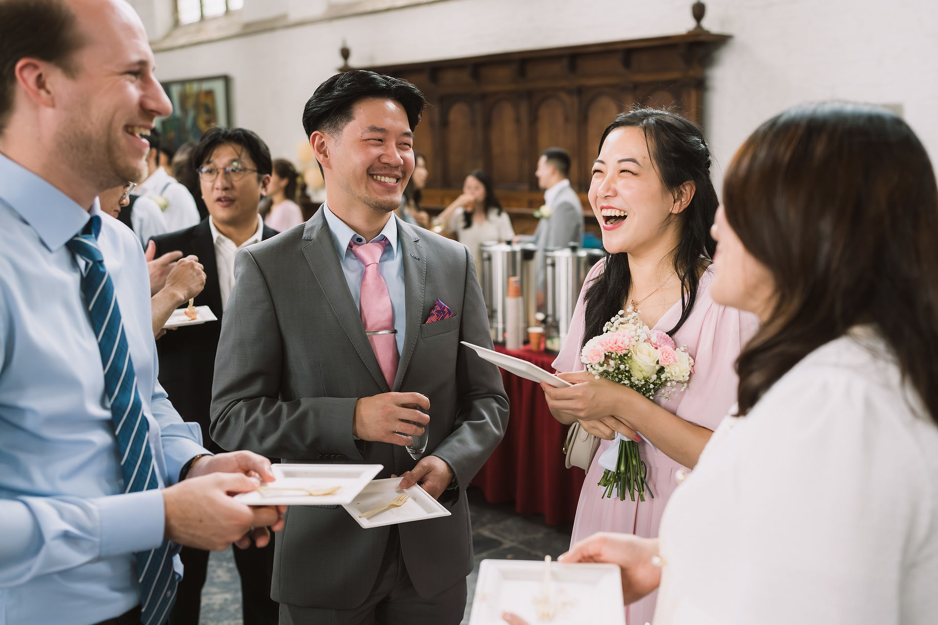 Gasten lachen tijdens de receptie