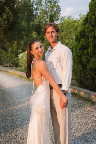 Golden hour portret tijdens een pre-weddingshoot in Toscane