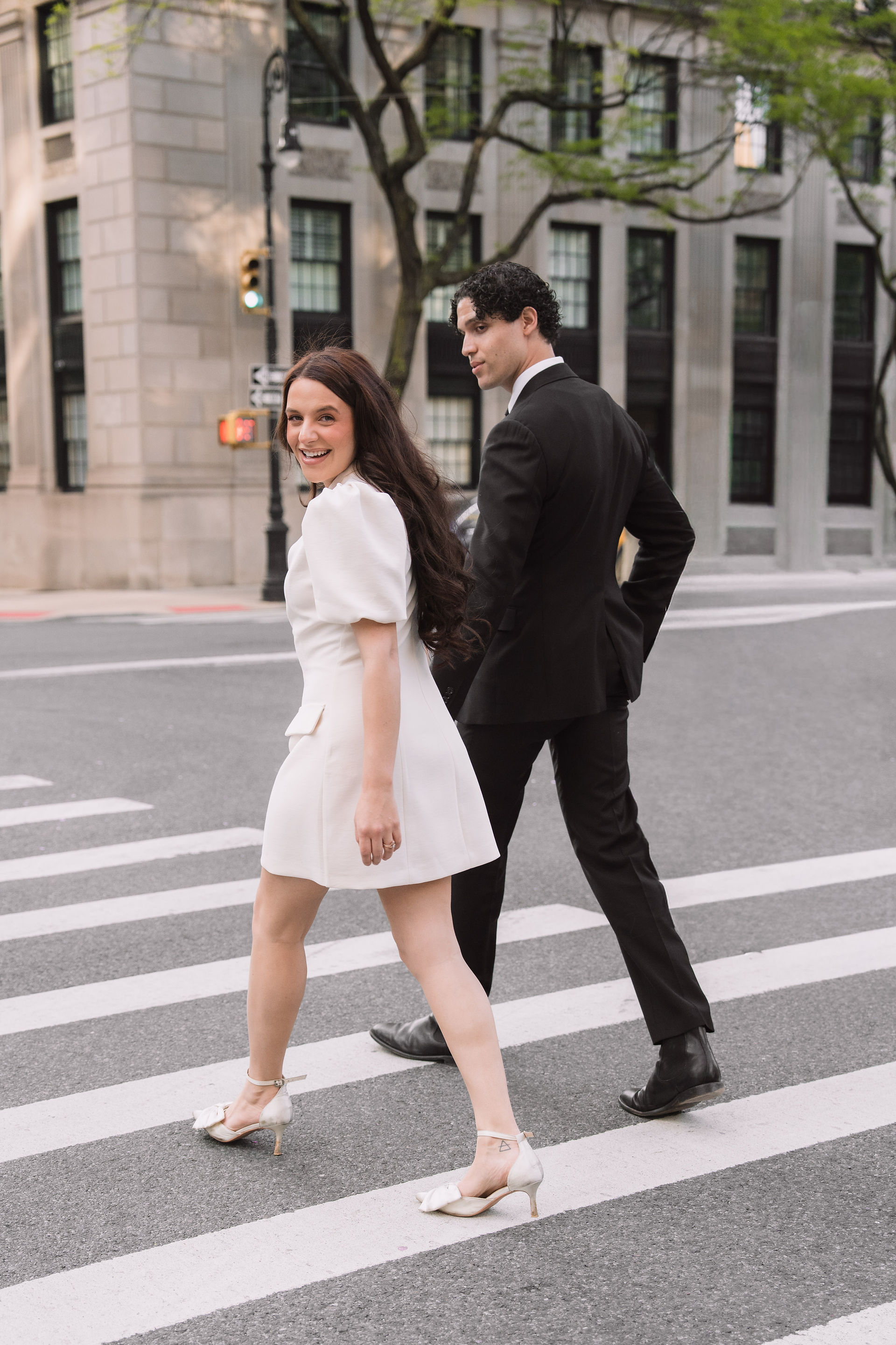 Candid foto van koppel wandelend door New York City