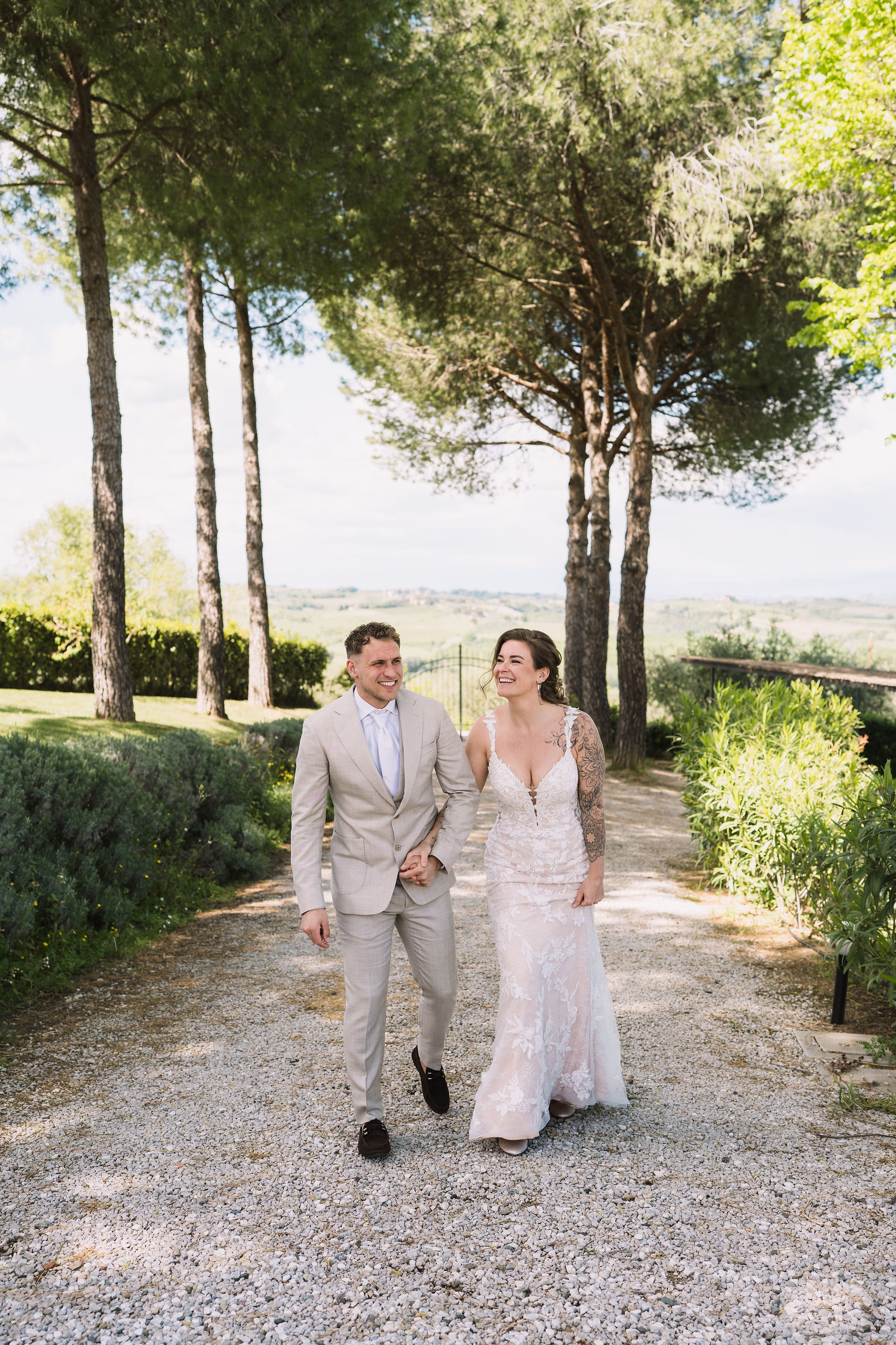 Bruidspaar loopt samen over een pad bij Pancolina Agriturismo