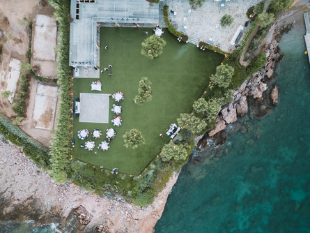 Dronefoto van Island Resort Athene tijdens bruiloft in Griekenland