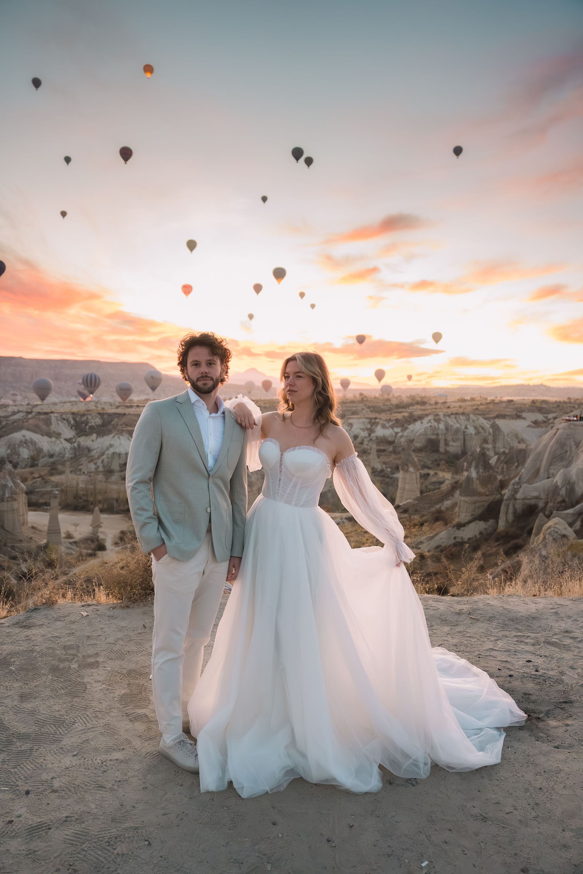 Bruidspaar tijdens elopement in Love Valley Cappadocië, omringd door rotsformaties