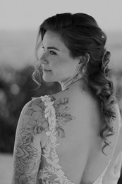 Bruid van achteren terwijl ze over haar schouder kijkt