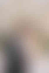 Romantisch portret van bruidspaar bij kasteelbruiloft in Frankrijk