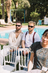 gasten kijken naar ceremonie trouwen in Marrakech