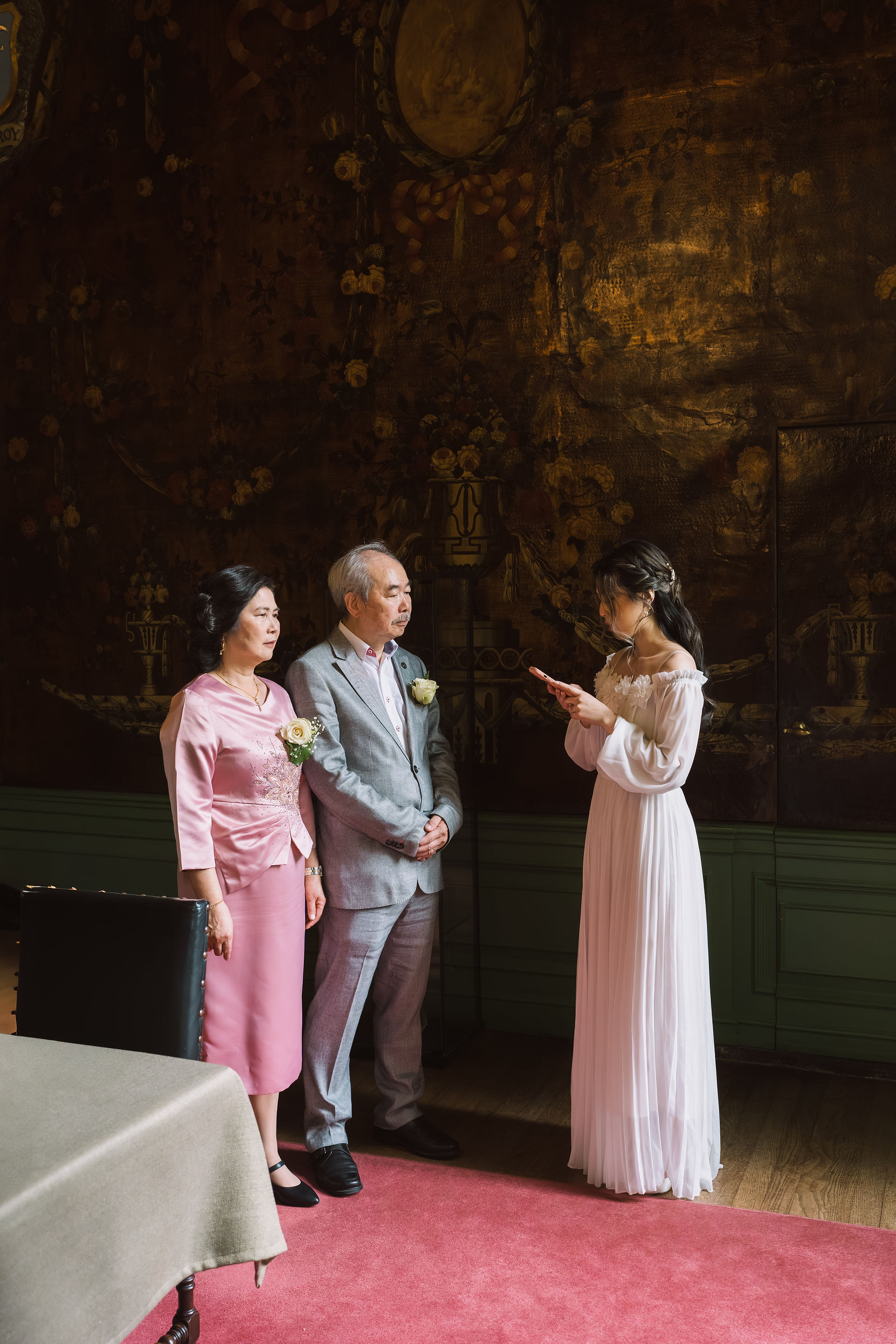 Bruid leest een persoonlijk bedankverhaal voor aan haar ouders