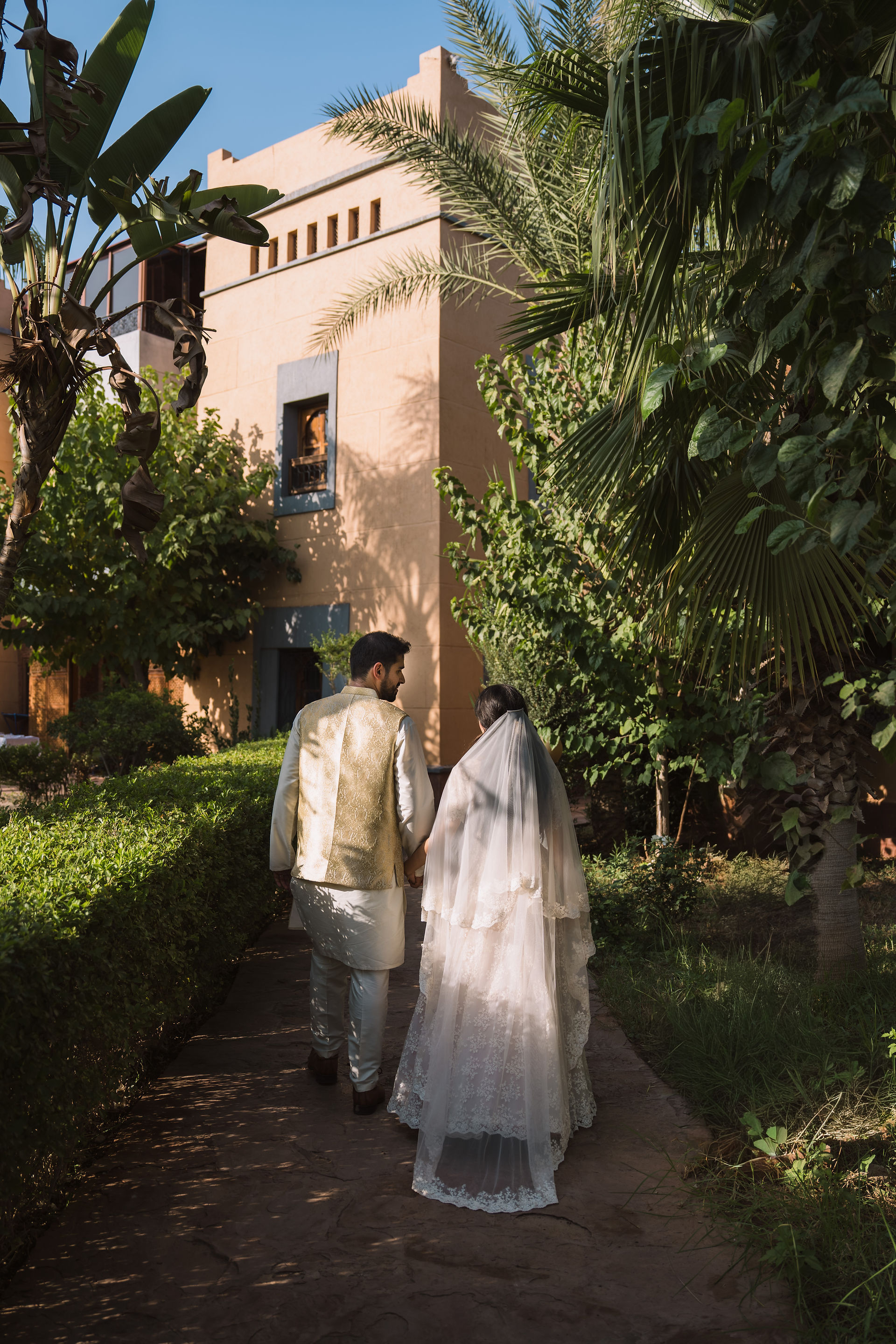 bruidspaar fotoshoot in Marrakech tijdens destination wedding