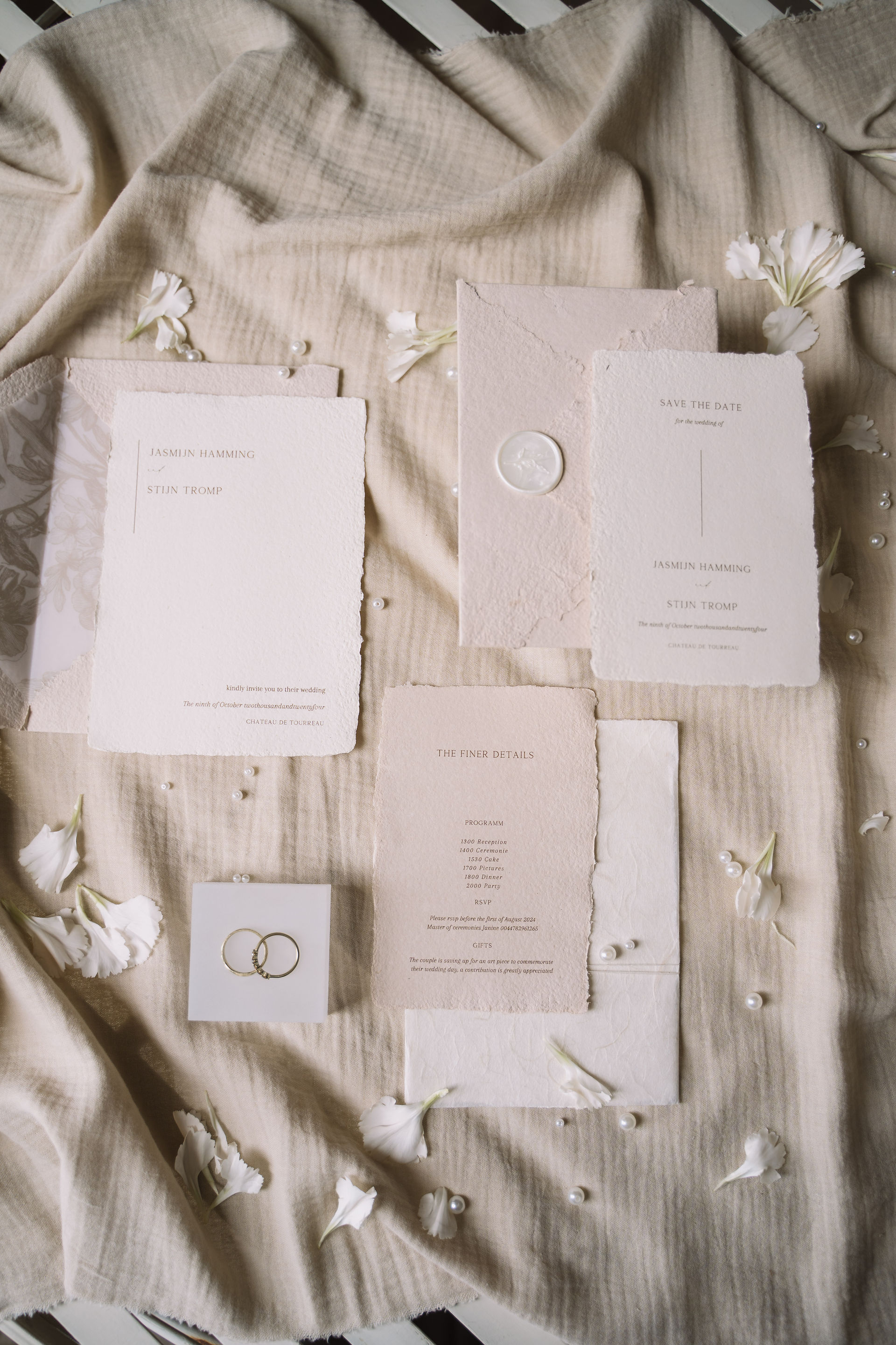 Uitnodigingen voor destination wedding in Frankrijk flat lay gefotografeerd