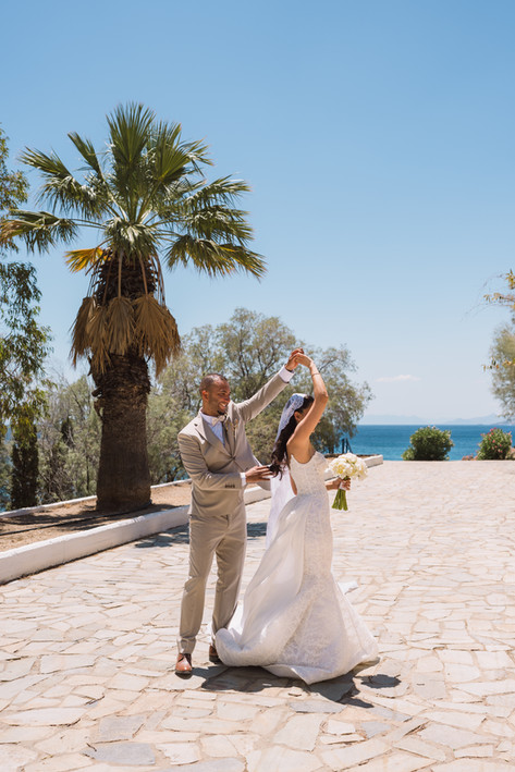 Bruidspaar danst samen tijdens fotoshoot in Griekenland
