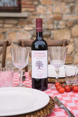 Lokale wijn van Quercia Al Poggio tijdens een destination wedding in Italië