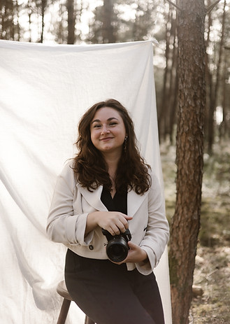Yara Dragt lachend op een kruk voor 1-op-1 mentoring voor trouwfotografen