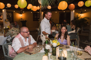Wijn wordt ingeschonken tijdens diner op Bonaire