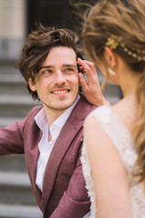 Intiem moment waarbij de bruid een plukje haar bij de bruidegom weghaalt tijdens een styled shoot