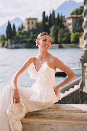 Editorial portret van de bruid met uitzicht over Lake Como