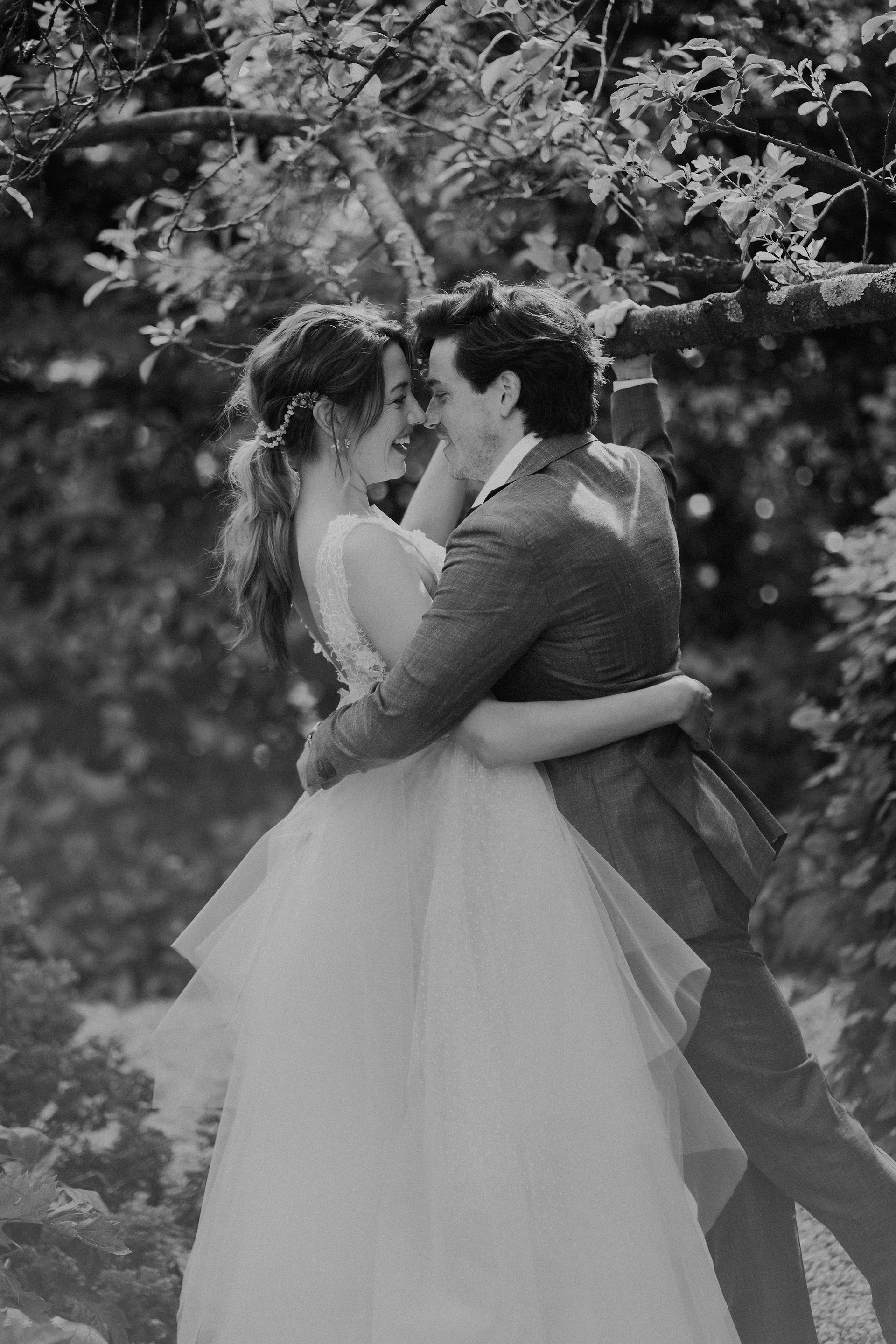 Intiem moment onder een boom tijdens een styled shoot bij Huize Frankendael in Amsterdam
