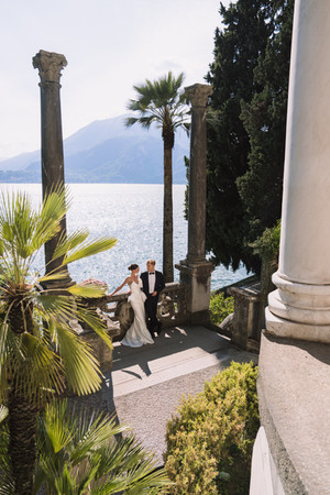 Bruidspaar met uitzicht over Lake Como vanaf Villa Monastero