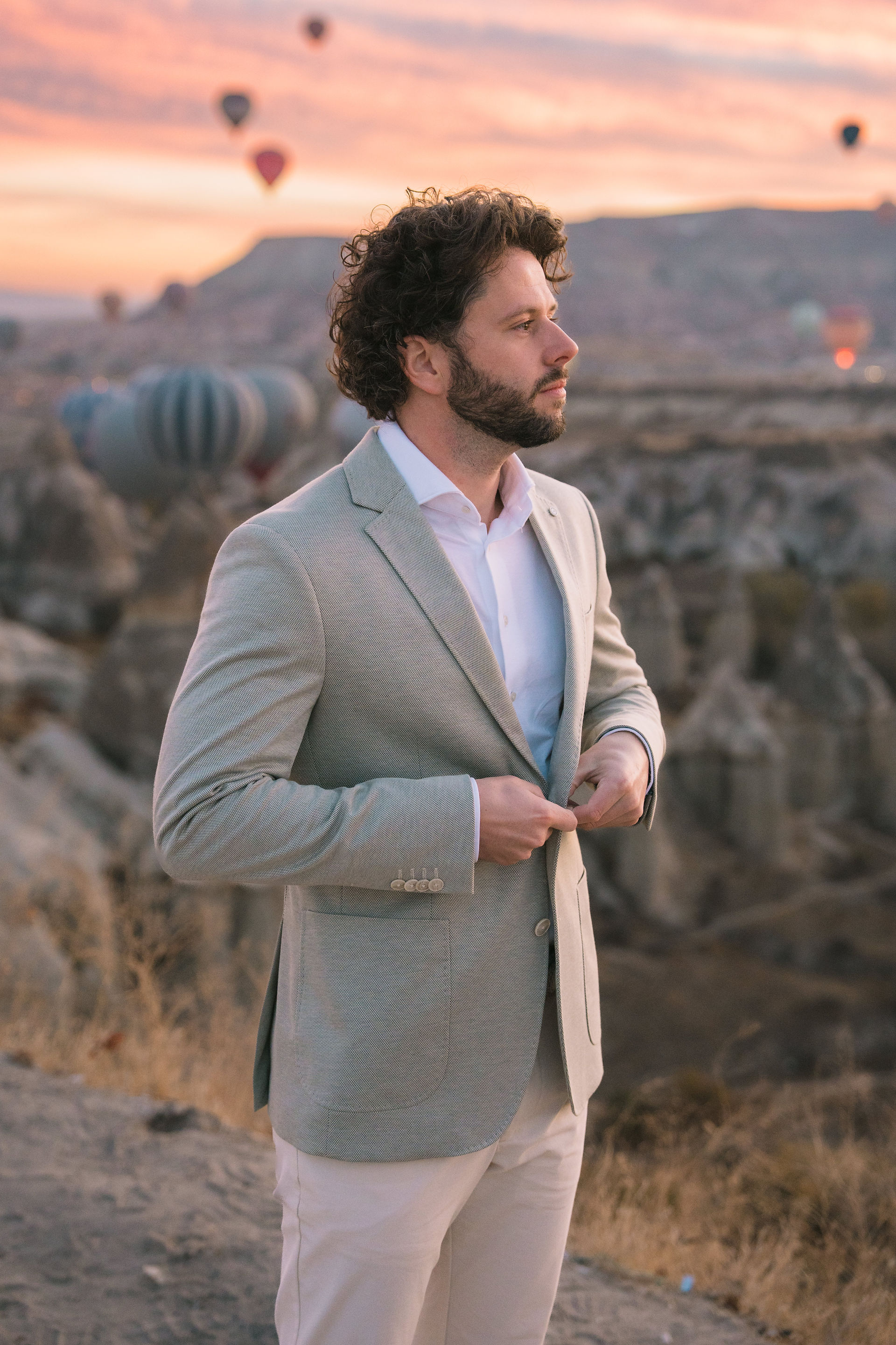 Editorial portret van bruidegom tijdens elopement in Cappadocië