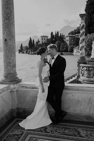 Koppel poseert bij villa monastero tijdens een elopement shoot in italie