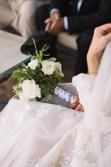 detail bloemen bruid tijdens trouwen in Marokko