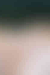 Detail van sluier op rotsen met zee op achtergrond tijdens bruiloft in Griekenland