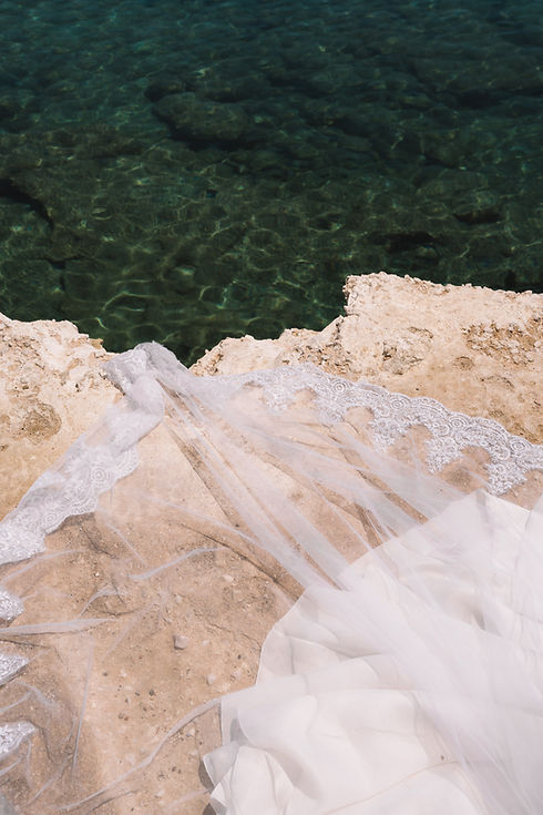 trouwjurk bij zee tijdens een destination wedding in Griekenland