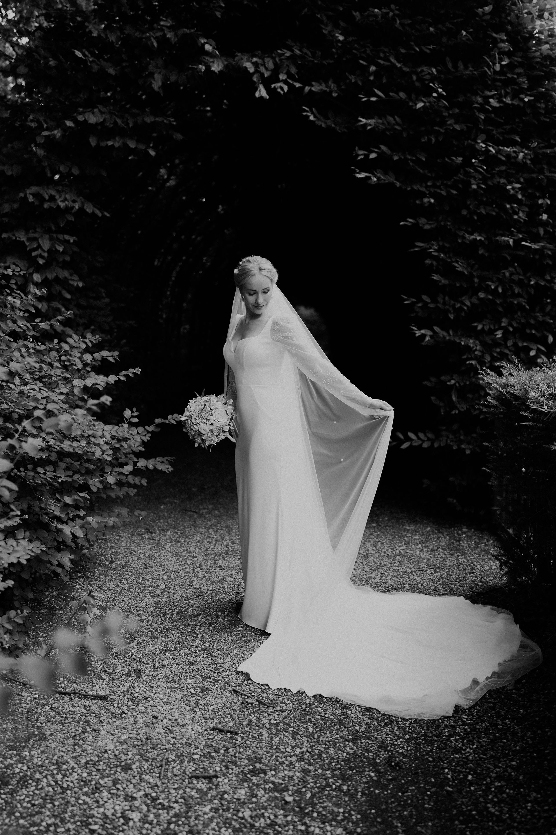 Portret van de bruid alleen, vastgelegd in een rustige en elegante setting