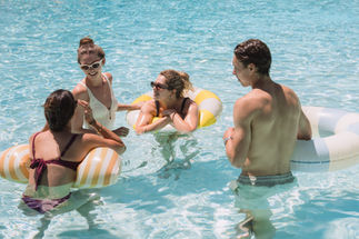 Sfeervolle poolparty bij Quercia Al Poggio in Italië